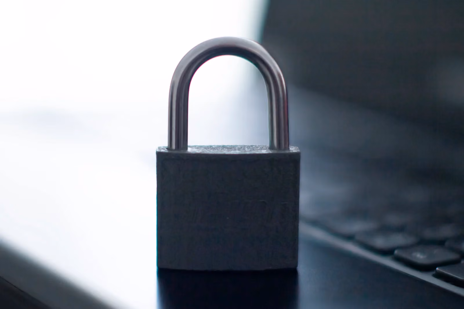 Cadenas fermé posé sur le clavier d’un ordinateur portable
