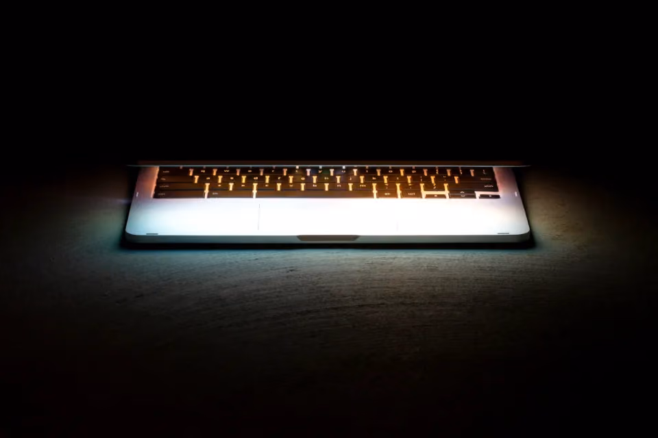 Clavier d’ordinateur portable en lumière rasante