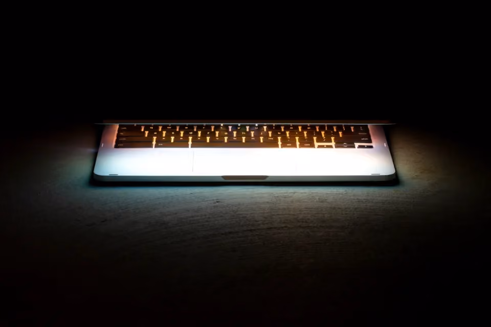 Clavier d’ordinateur portable en lumière rasante