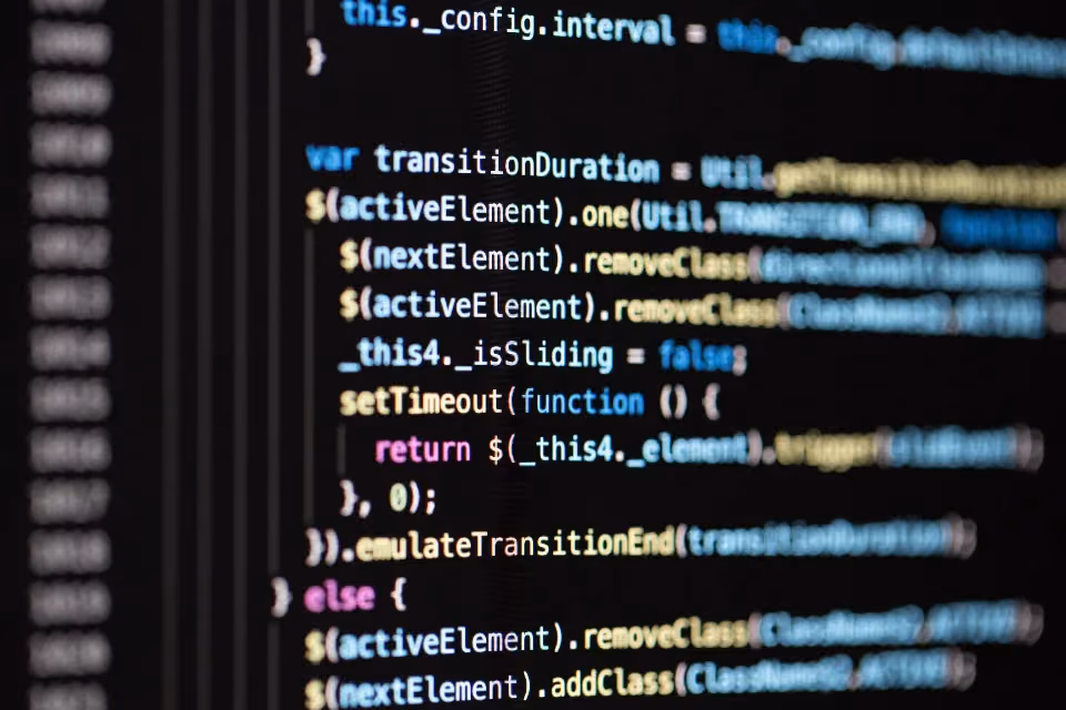Écran de code sombre, lignes de programme en couleur