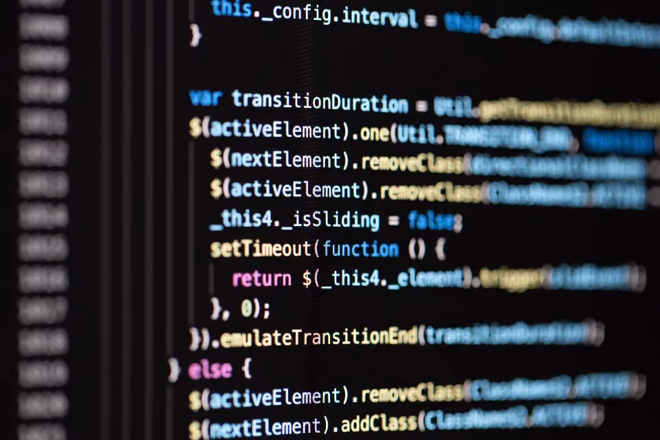 Écran de code sombre, lignes de programme en couleur